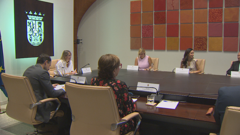 Reunión del Consejo de Gobierno de Extremadura con la Presidenta María Guardiola Martín y varios consejeros, en una sala con el Escudo de Extremadura y la bandera de la UE al fondo.