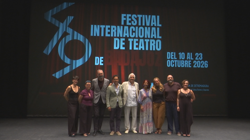 Presentación del Festival Internacional de Teatro de Badajoz 2026, con nueve figuras clave y la Junta de Extremadura como organizador.