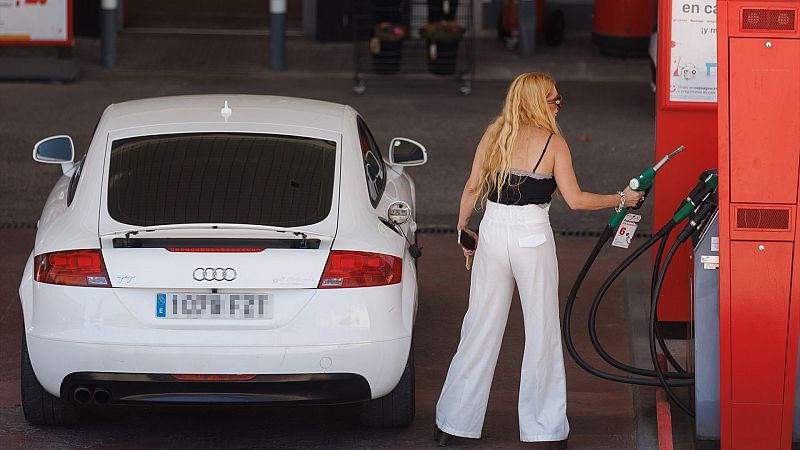 Una persona reposta en una gasolinera