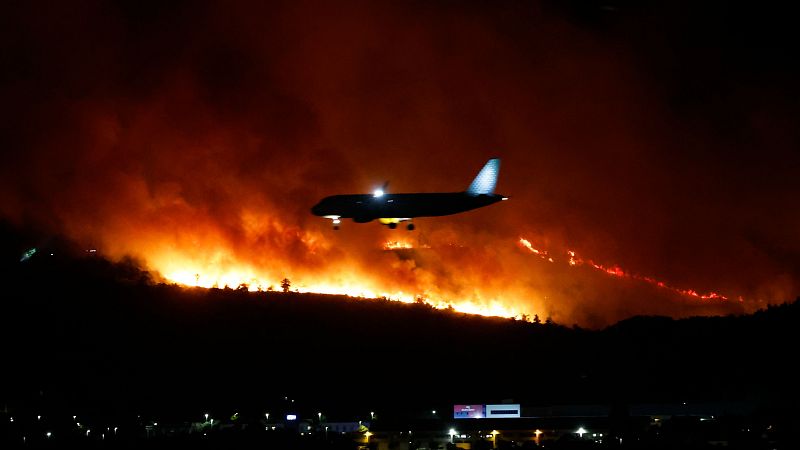 Pese a su cercanía al aeropuerto de Loiu, el fuego no ha afectado al tráfico aéreo