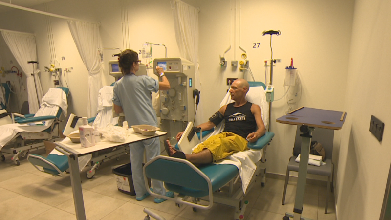 Un donante de plasma en el hospital de Urduliz