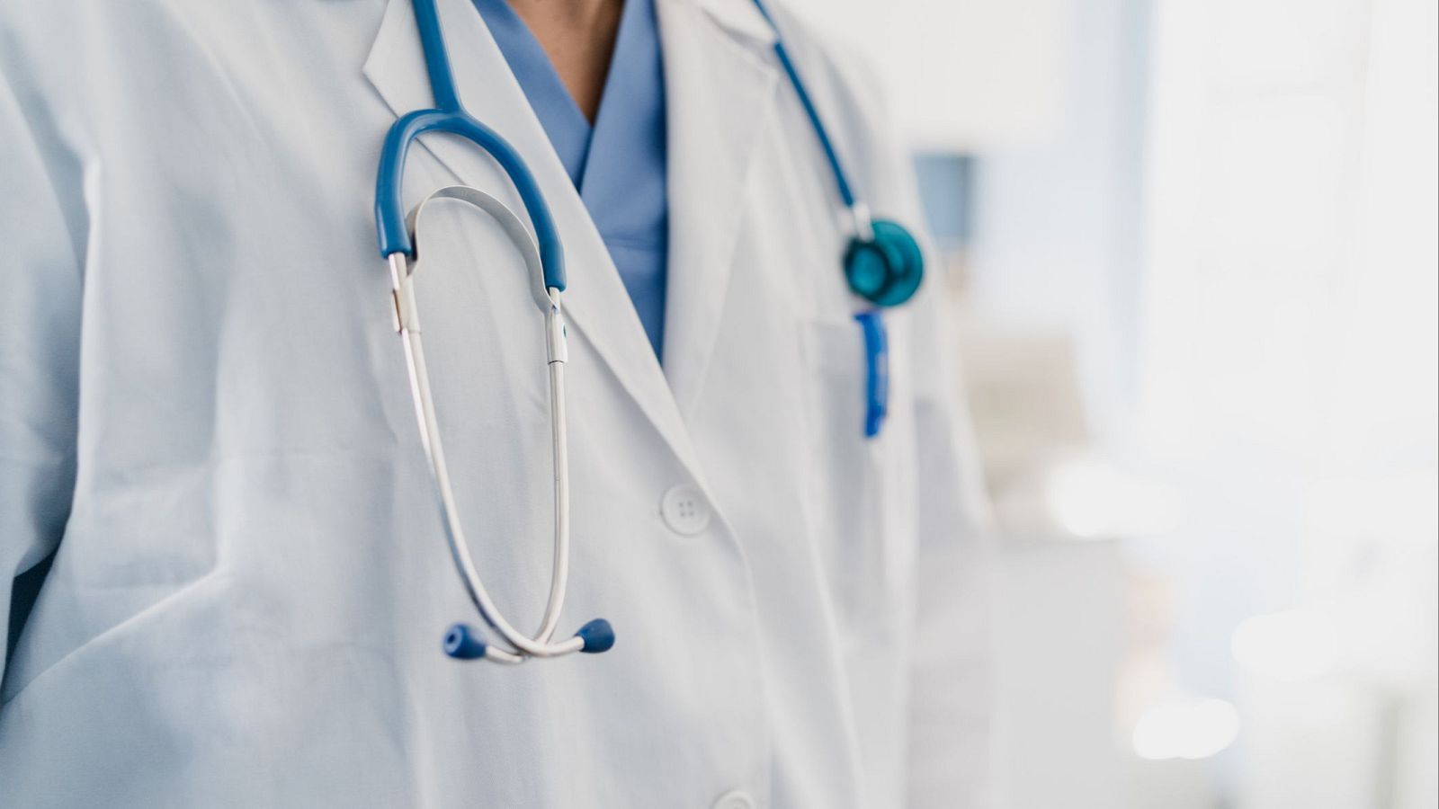 Imagen de un médico en un hospital