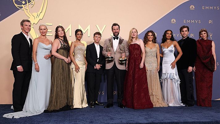 Telediario 1 - Las series 'Widow's Bay' y 'The Pitt' triunfan en los premios Emmy