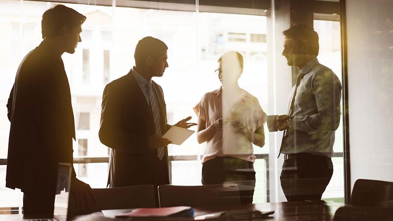 Personas reunidas en un despacho en un bloque de oficinas