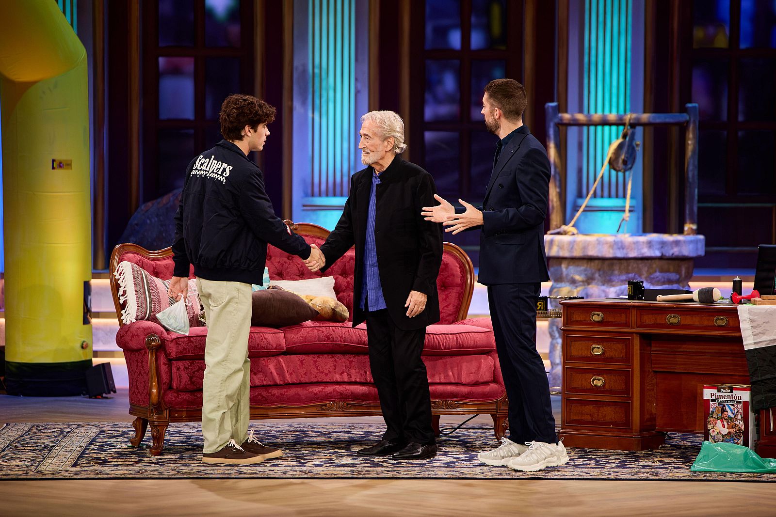 Carlos Sobera, Pablo Castellano y Roberto Leal interactúan en un plató de televisión. Pablo Castellano viste una chaqueta bomber azul marino con el logo 'Scalpers'.
