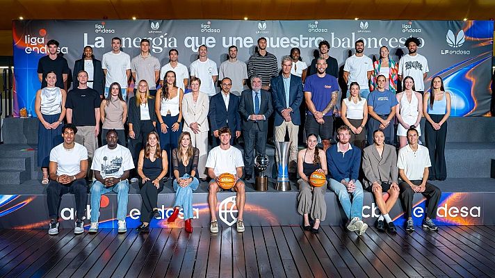 Teledeporte - Las selecciones masculina y femenina de baloncesto se unen por primera vez en una foto histórica