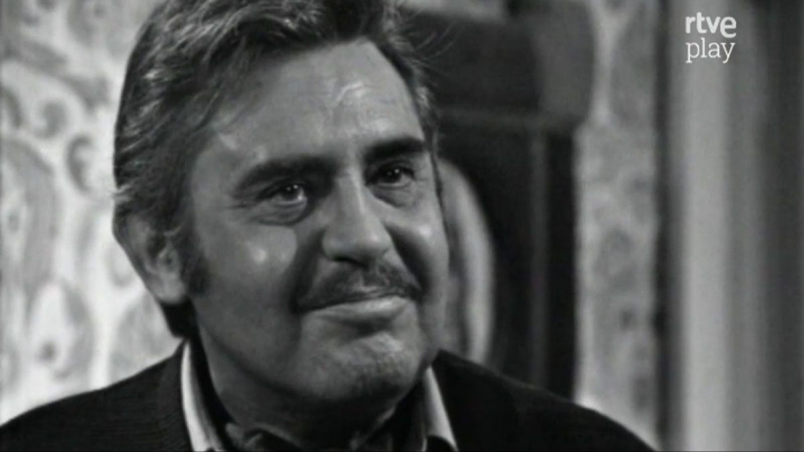 Primer plano en blanco y negro de José Bódalo, actor español, con bigote y mirada pensativa. Logo de "rtve play" en la esquina superior derecha.