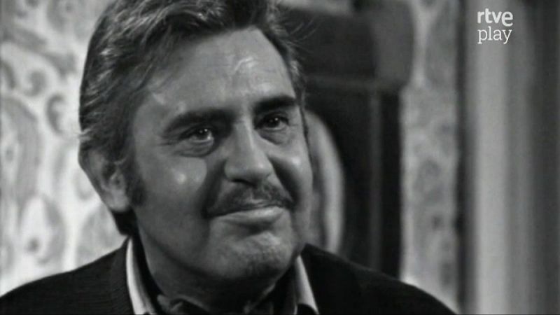 Primer plano en blanco y negro de José Bódalo, actor español, con bigote y mirada pensativa. Logo de "rtve play" en la esquina superior derecha.
