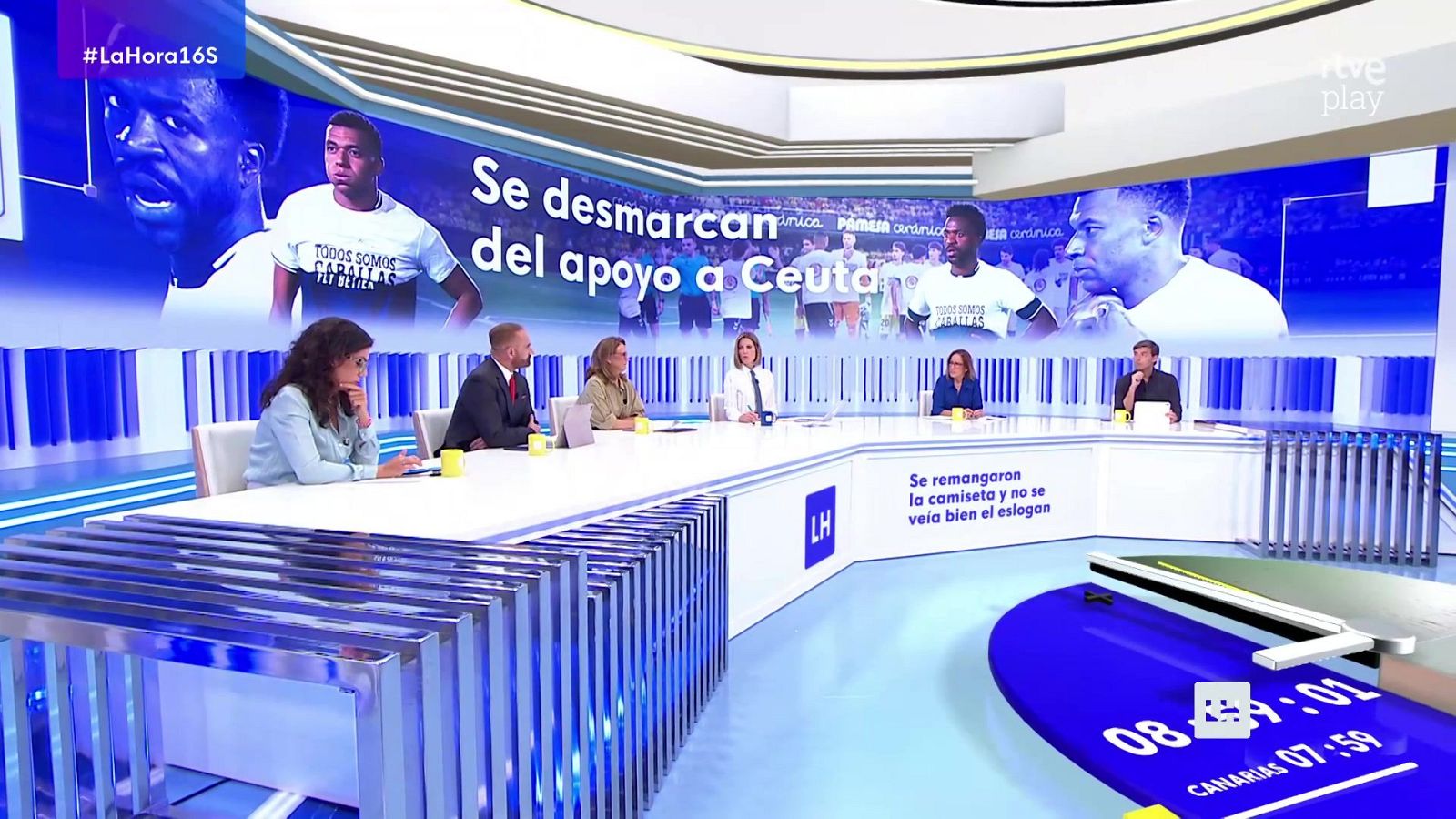 Plató de TV con panelistas, pantalla LED con "#LaHora16S" y titular "Se desmarcan del apoyo a Ceuta", mostrando a Vinicius Jr. y Kylian Mbappé.