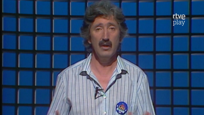 José María Sánchez-Verdú, "Sánchez" de "El Kiosko", con camisa de rayas, micrófono y pin azul. Logo de "rtve play" visible.