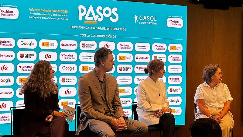 Panel digital azul con "PASOS" y "Informe estudio PASOS 2023" de Gasol Foundation. Cuatro personas sentadas en primer plano.