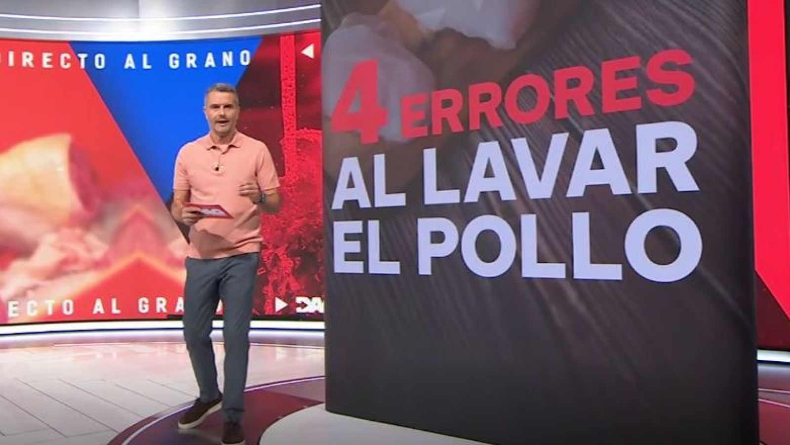 Juan Carlos Cárdenas presenta "DIRECTO AL GRANO" en un estudio, abordando "4 ERRORES AL LAVAR EL POLLO" con un titular destacado.
