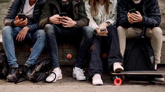 Bruselas plantea prohibir las redes sociales a los menores de 13 a�os y limitar sus cuentas hasta los 15