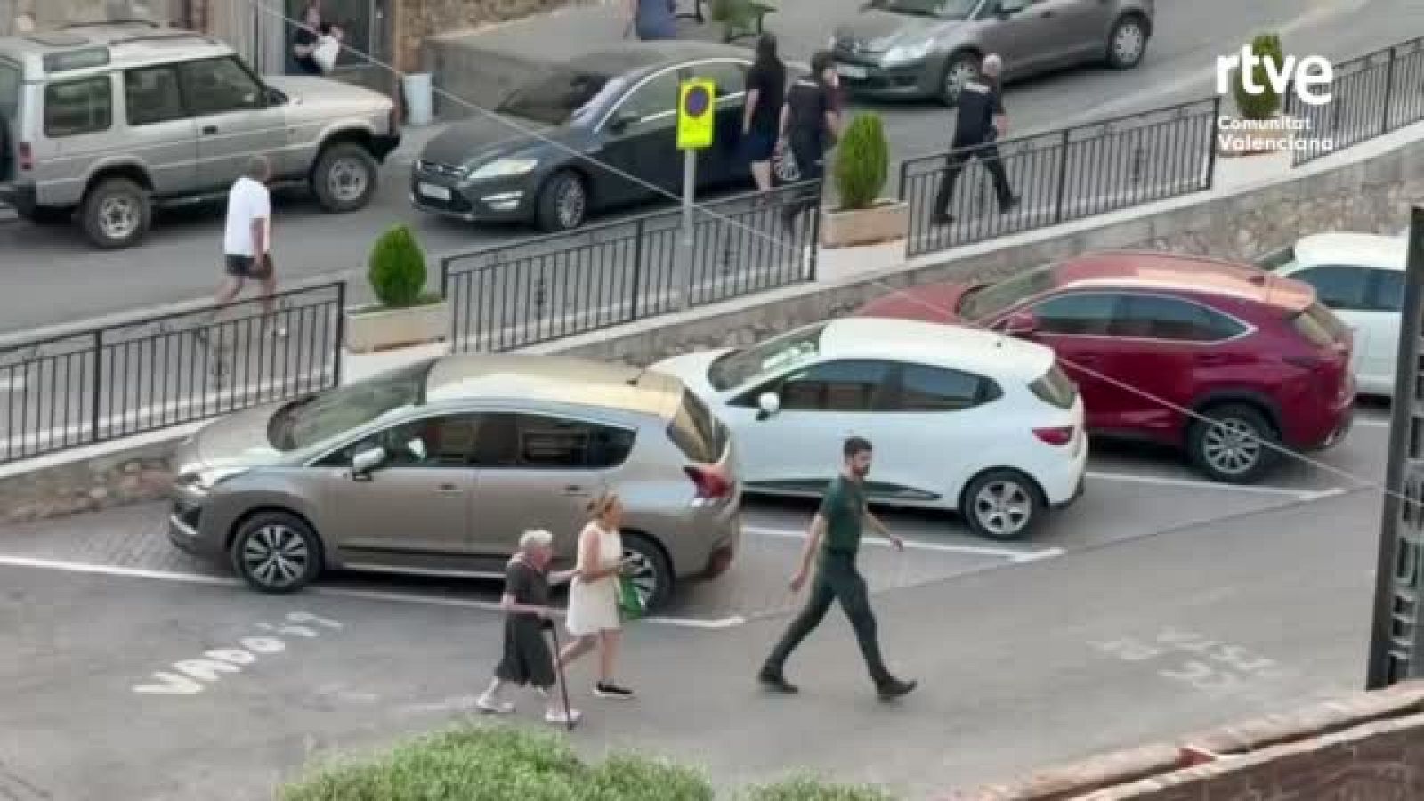 Los periodistas de RTVE evacuados de Alfondeguilla graban on sus móviles el momento exacto del desalojo