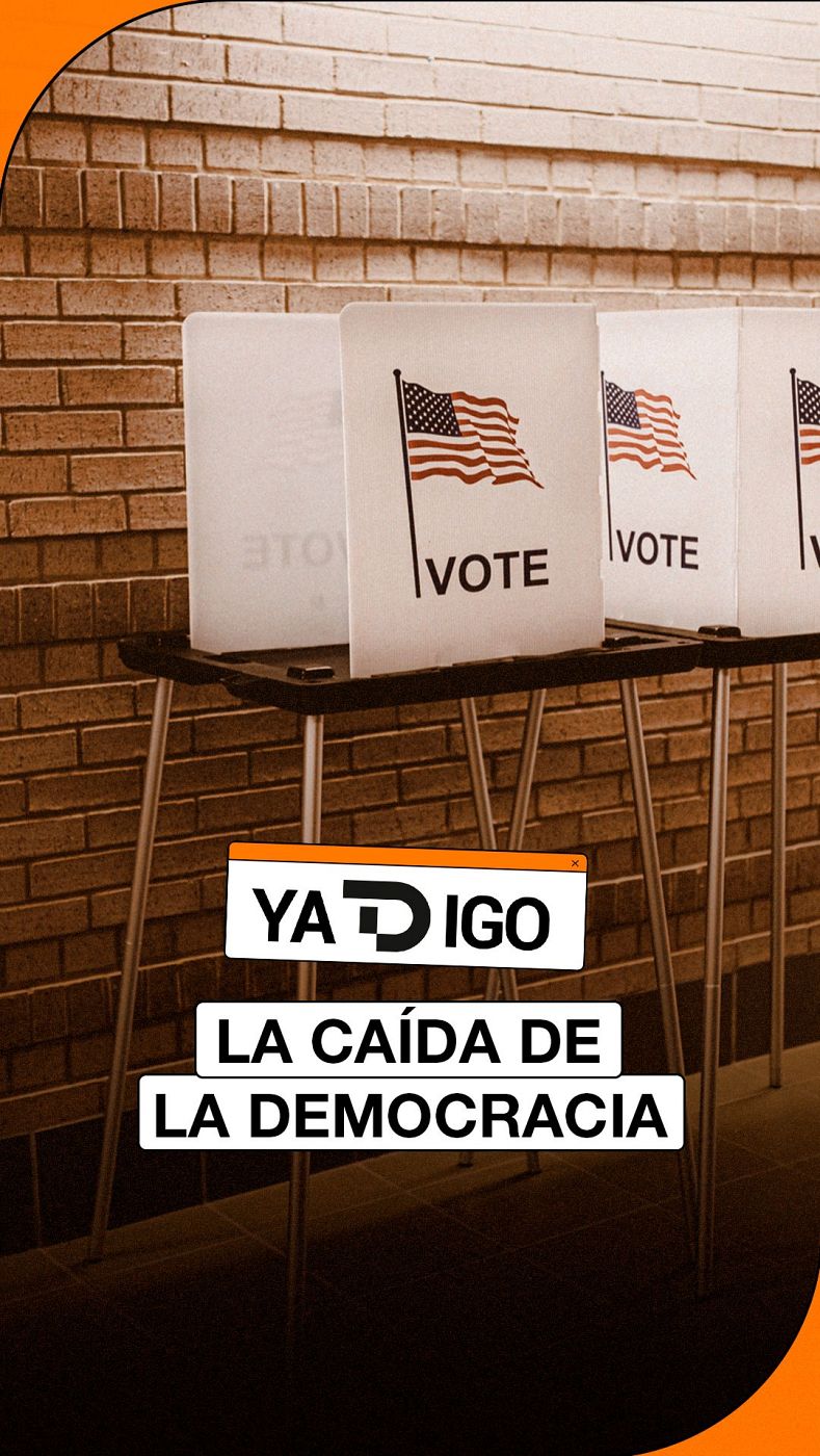 Cabinas de votación con bandera de EE.UU. y "VOTE", junto al logo "YA D IGO" y el titular "LA CAÍDA DE LA DEMOCRACIA".