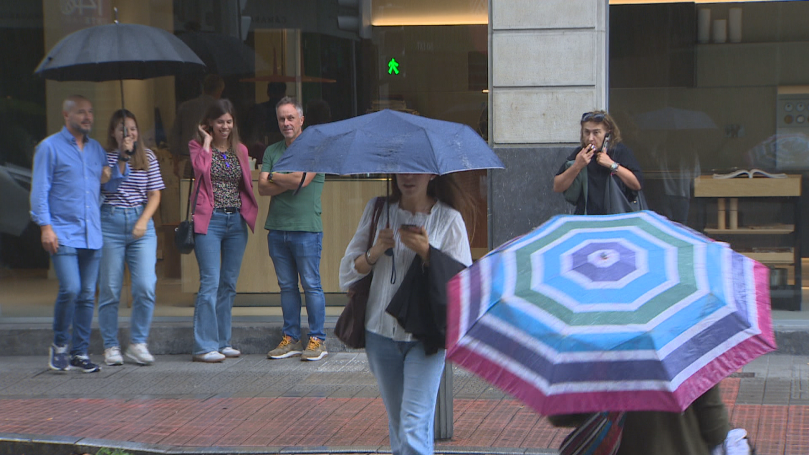 Cambio de tempo en Euskadi. Los paraguas vuelven a la calle