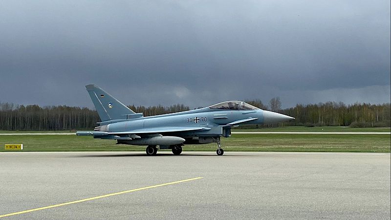 Eurofighter Typhoon de la Luftwaffe alemana, con código "30+70", en una pista de base aérea bajo cielo nublado. Se aprecian la bandera alemana y emblema de la Luftwaffe.