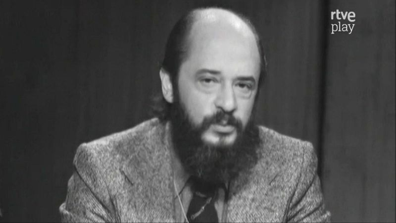 Retrato en blanco y negro de Fernando Jiménez del Oso, psiquiatra y parapsicólogo español, con barba y bigote oscuros, chaqueta de tweed y mirada seria. Logo 'rtve play' en la esquina superior derecha.