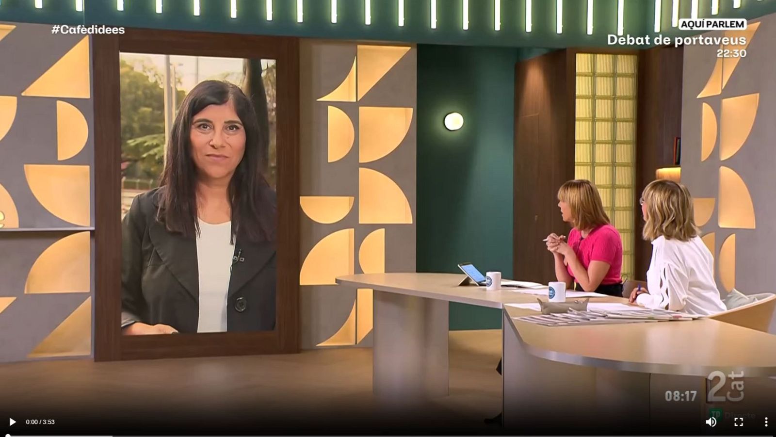 Mónica Terribas, Gemma Nierga y Laura Rosel en un programa de debate. Se observan pantallas, un escritorio con objetos y el hashtag #Cafédidees.