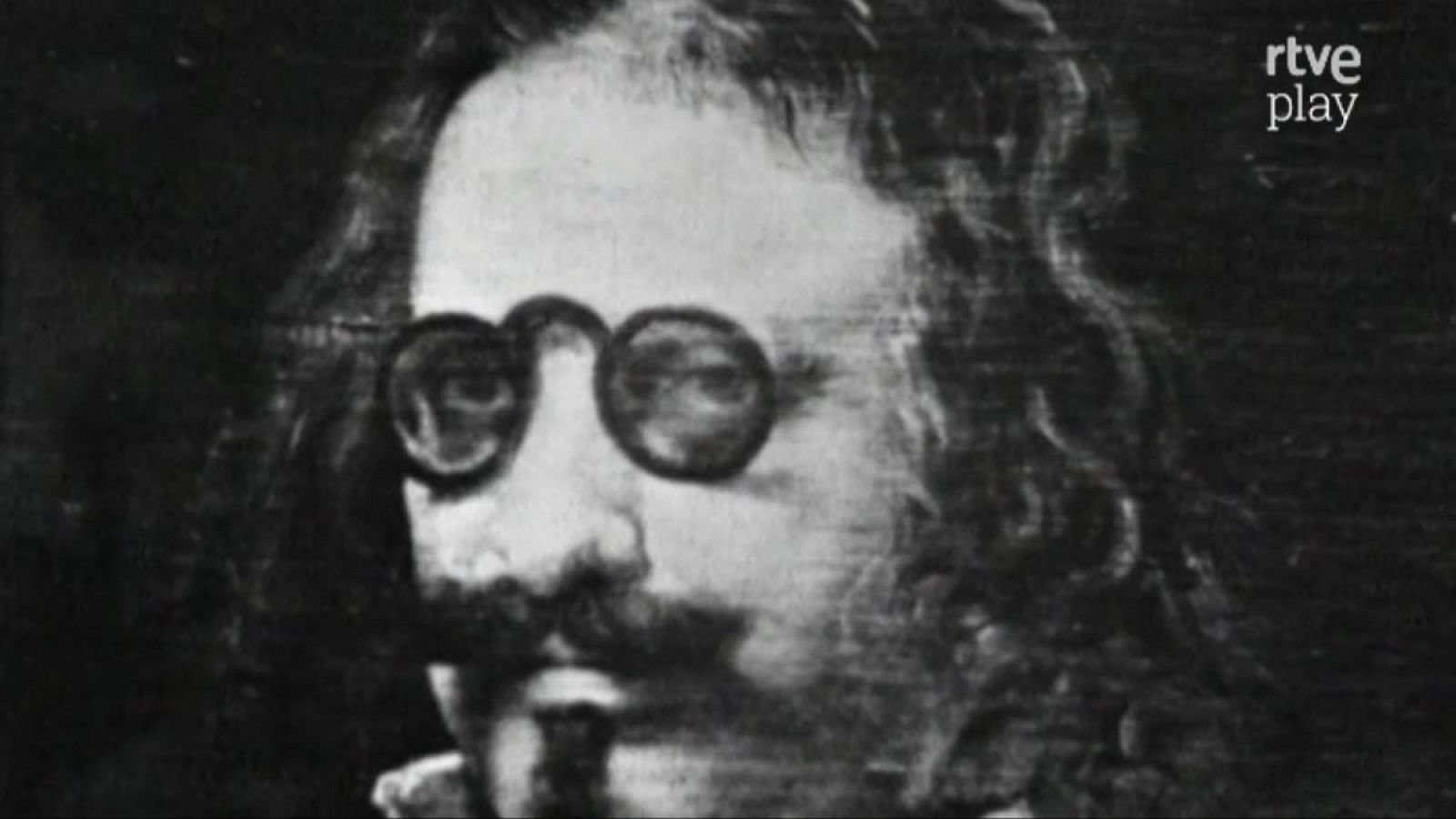 Retrato antiguo y granulado de Francisco de Quevedo, escritor español del Siglo de Oro, con su característico cabello, bigote, perilla y gafas redondas. Logo de "rtve play" visible.