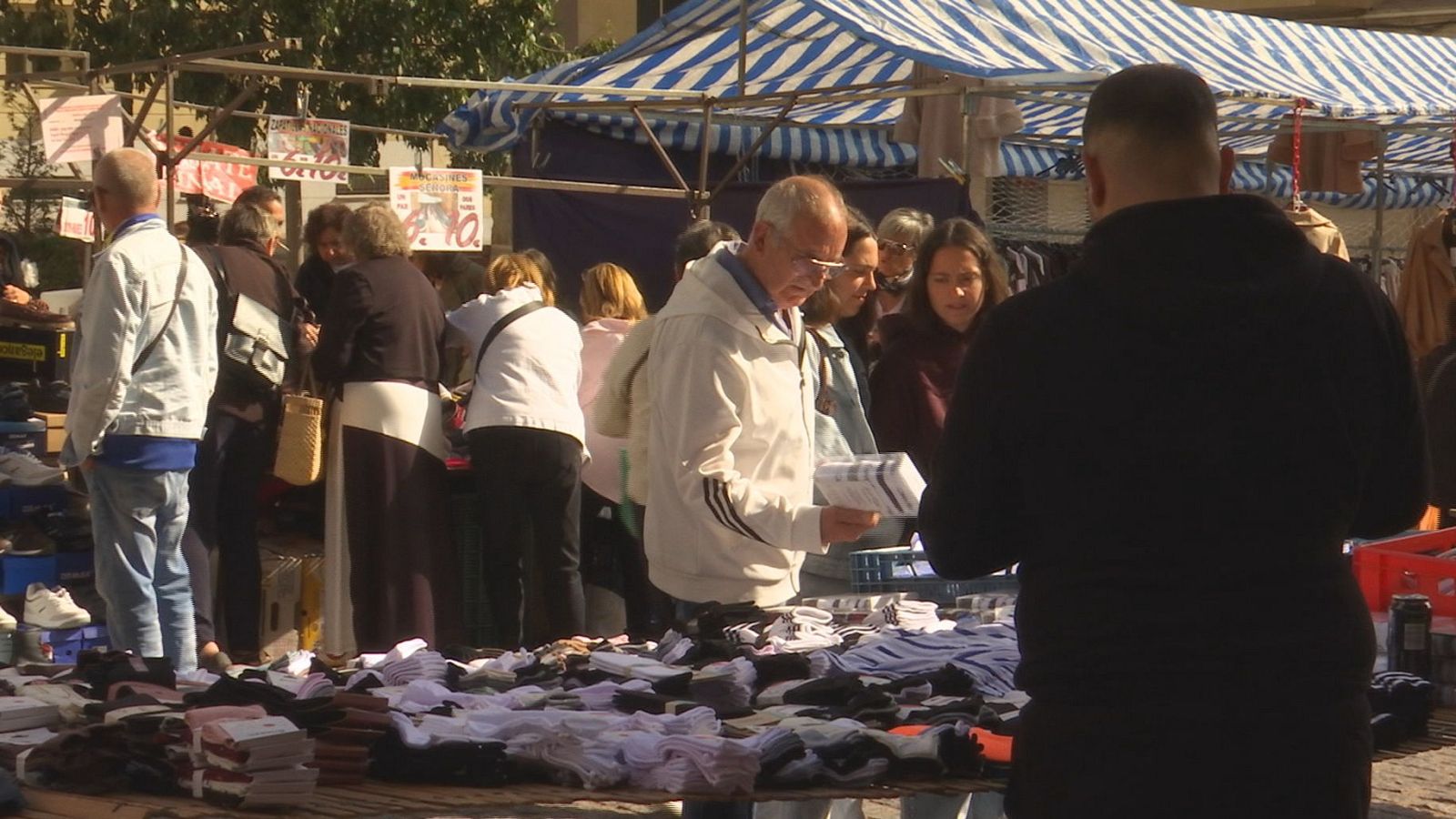 Chaqueta por la mañana, sandalias por la tarde. El cambio de temperaturas condiciona el cambio de armario