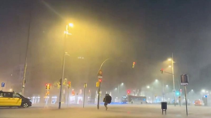 Noche de tormenta en la ciudad: niebla densa, lluvia intensa, luces difuminadas, un taxi amarillo y negro y una persona solitaria avanzan con dificultad.