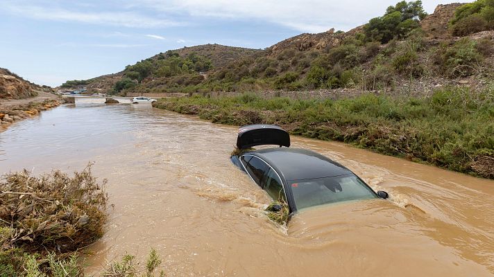 Telediario 1 - Coches arrastrados, clases suspendidas y comercios inundados por las tormentas en Murcia