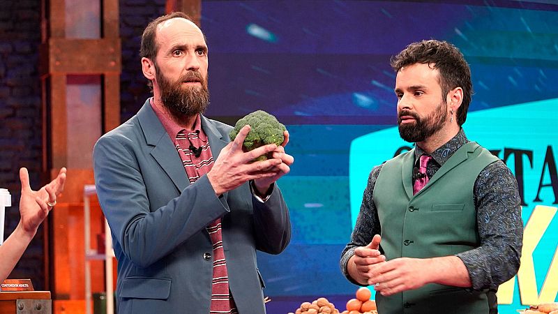 Javier Cansado sostiene un brócoli en un estudio de "Órbita Laika" junto a Ricardo Moure, con huevos y nueces en primer plano.