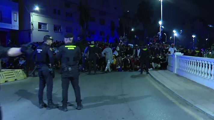 Telediario Matinal - La Policía y la Guardia Civil inician el traslado de los migrantes de las playas del Trampolín y Benítez al puerto de Ceuta
