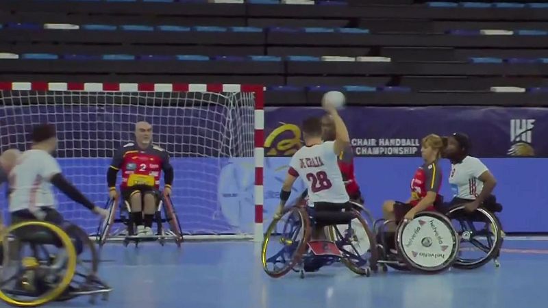 Jugador "J. GALIA" (28) lanza el bal�n en un partido de balonmano en silla de ruedas. El portero (2) se prepara para la parada. "CHAIR HANDBALL CHAMPIONSHIP" visible al fondo.
