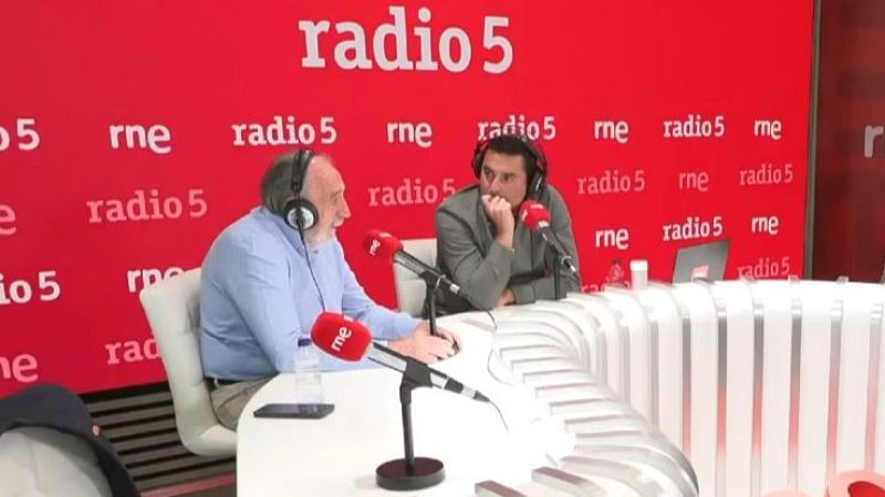 Estudio de radio con José María García y otro hombre, ambos con auriculares y micrófonos rojos "rne". Fondo rojo con logotipos "radio 5" y "rne".