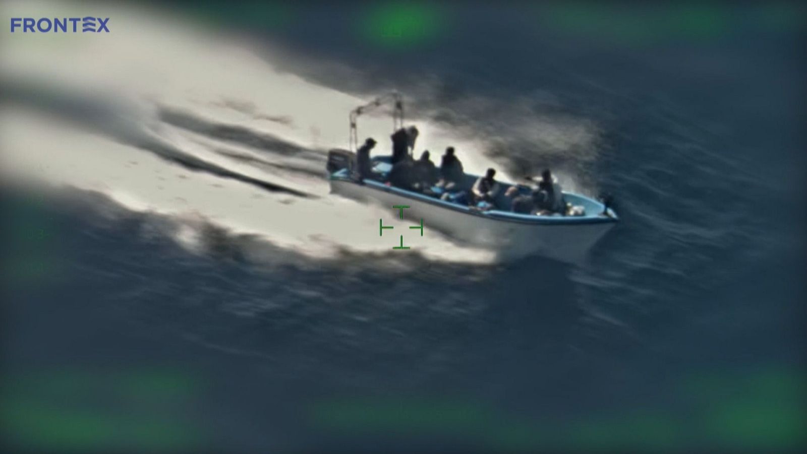 Lancha motora con personas a bordo, bajo vigilancia de FRONTEX, en aguas de las Baleares. Se aprecian estela de espuma y motor fueraborda.