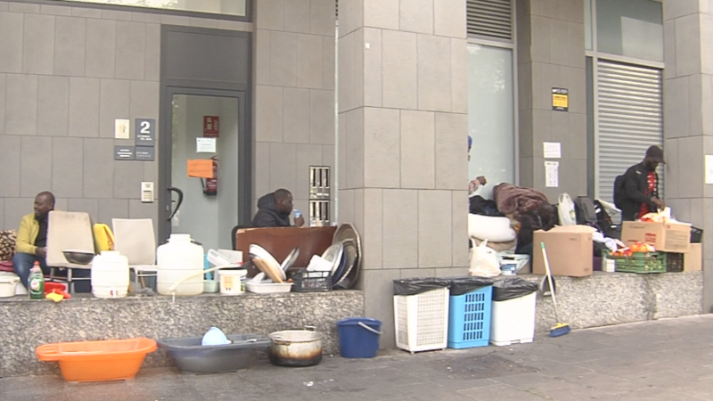 Numerosos malienses viven en la calle en un soportal frente a la comisar�a de Beto�o