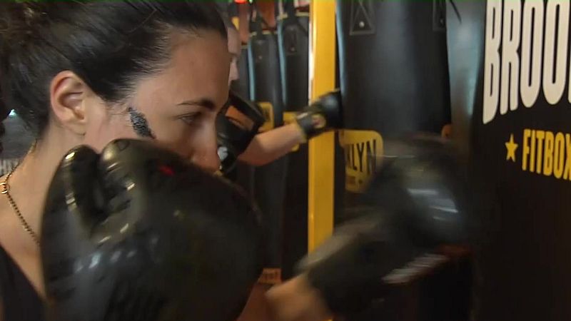 Mujer entrenando boxeo en "BROOKLYN FITBOX".