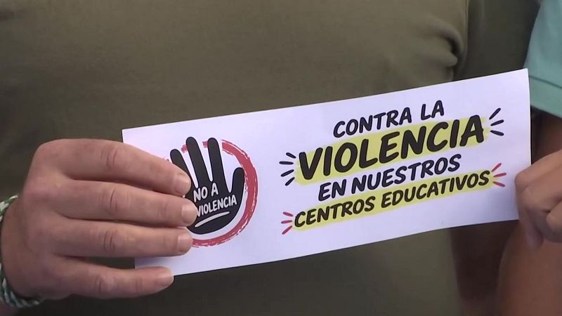 Violencia en las aulas: Concentración de repulsa por la agresión a un profesor en Coín - Noticias Andalucía