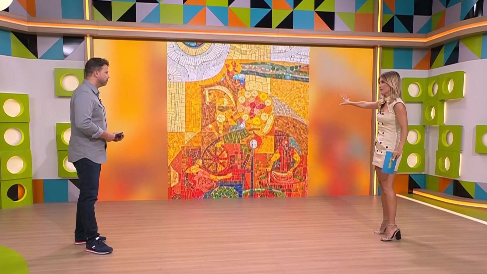 Marc Redondo i Danae Boronat amb el mural enderrocat a Mataró.