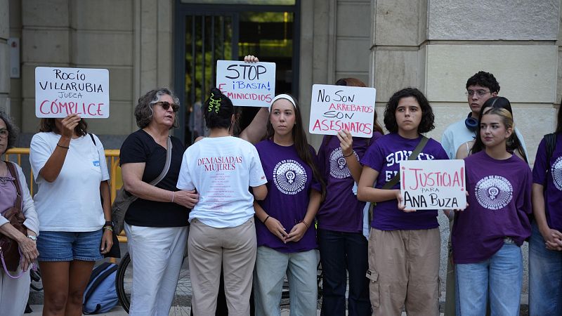 Manifestantes feministas frente a la Audiencia de Sevilla exigen justicia para Ana Buza y denuncian la violencia machista con carteles como "Rocío VILLARRUBIA JUEZA CÓMPLICE" y "NO SON ARREBATOS SON ASESINATOS".