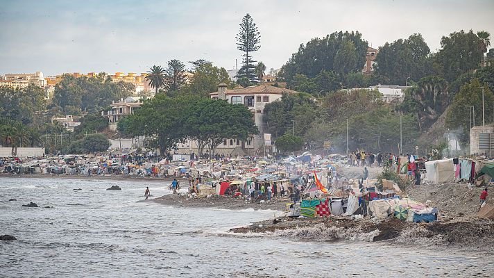 Telediario 1 - Las ONG en Ceuta denuncian que faltan plazas para acoger a los migrantes: entre 3.000 y 4.000 siguen en la calle