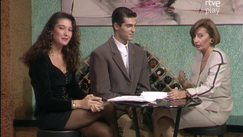 Mar�a Teresa Campos y Isabel Gemio en un plat� de televisi�n, junto a un presentador. Mar�a Teresa Campos viste traje negro, Isabel Gemio traje beige. Logo de RTVE Play visible.