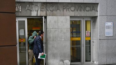 Uno de los presuntos agresores abandona la Audiencia Provincial