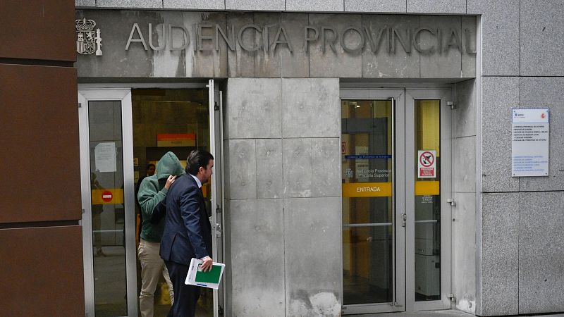Uno de los presuntos agresores abandona la Audiencia Provincial