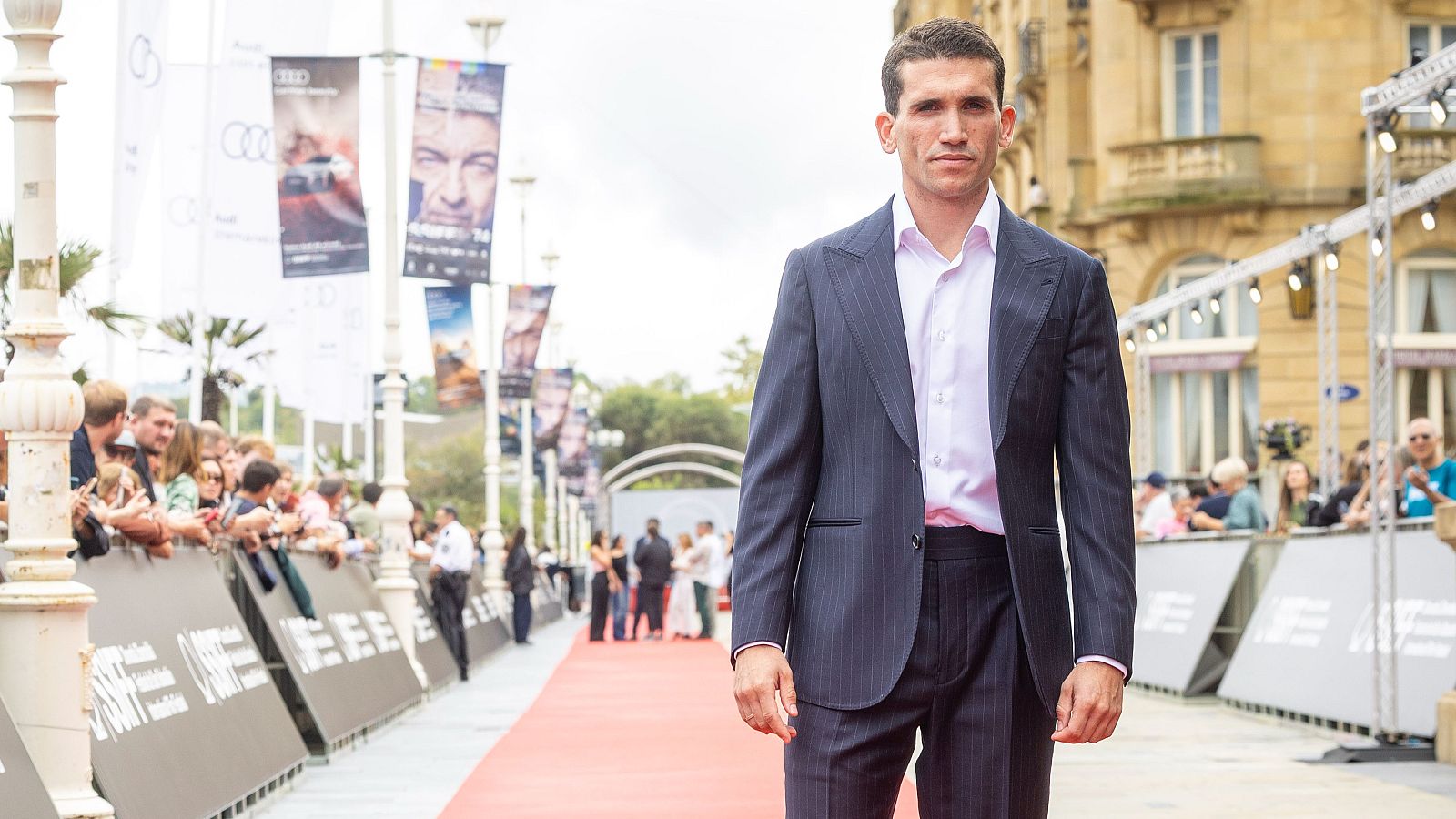 Jaime Lorente posa en la alfombra roja del Festival de Cine de San Sebastián