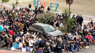 Muchos migrantes siguen en la calle y en las playas tras el traslado al nuevo espacio en el puerto de Ceuta