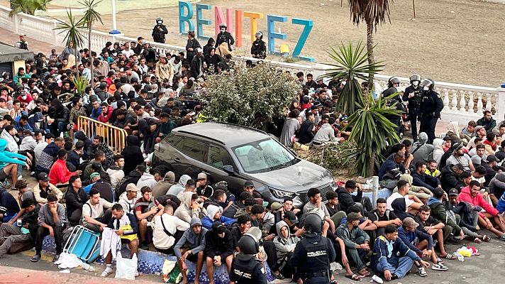 Telediario 2 - Muchos migrantes siguen en la calle y en las playas tras el traslado al nuevo espacio en el puerto de Ceuta