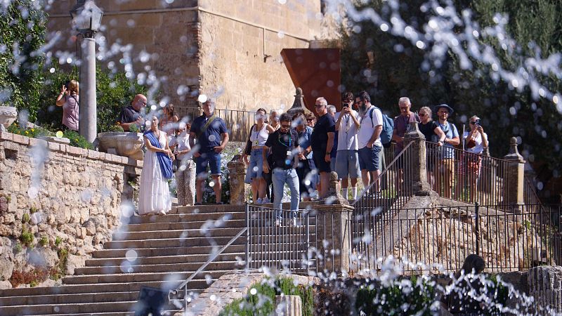 Turistas paseando por las fuentes jardines del Alcázar.