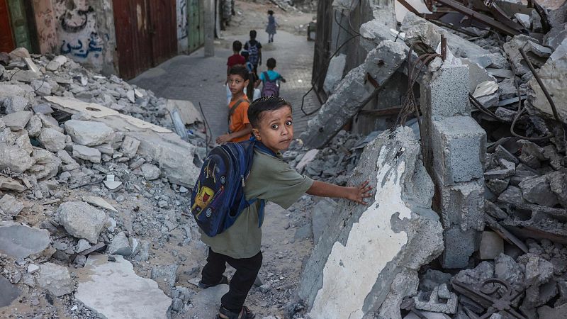 Los niños gazatíes regresan a unas aulas con pocos pupitres y aún bajo ataques israelíes