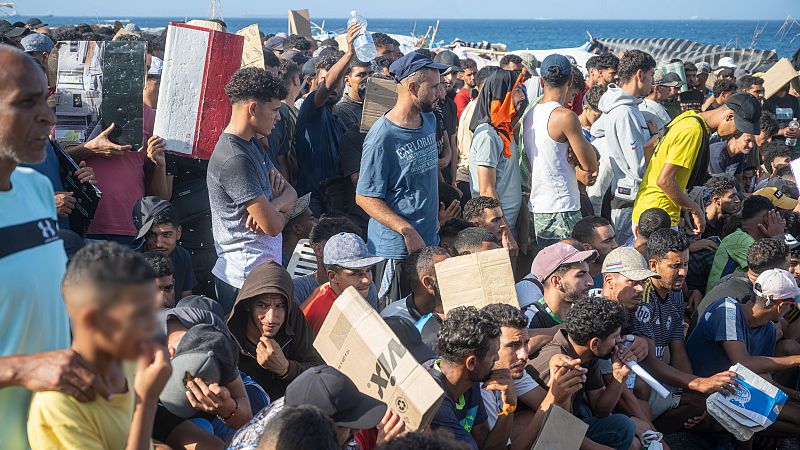 Varios migrantes en la playa de Trampolín, a 19 de septiembre de 2026, en Ceuta.