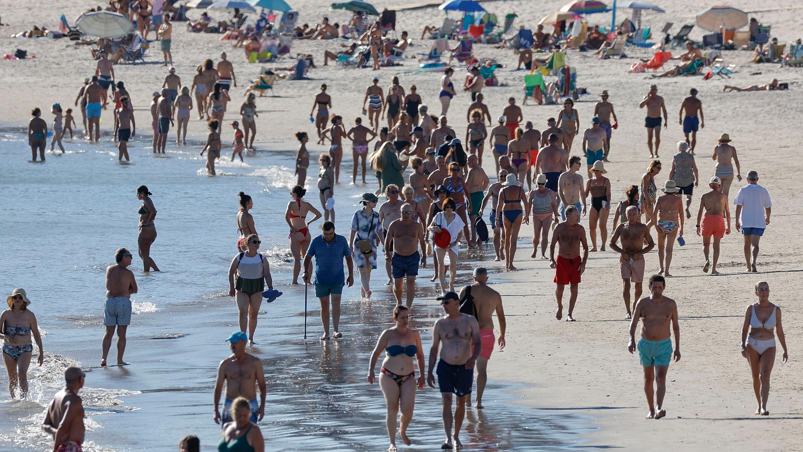 Decenas de bañistas disfrutan del bueno tiempo en la playa de Silgar, en Sanxenxo (Pontevedra). El tiempo estable ganará terreno el domingo consolidándose para la semana que viene.