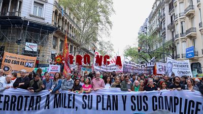 Miles de personas acuden a 'la marcha de la bronca' en Buenos Aires contra el plan econ�mico de Milei