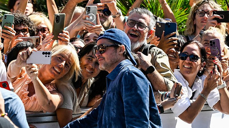 Brad Pitt posa para los fans en San Sebastián